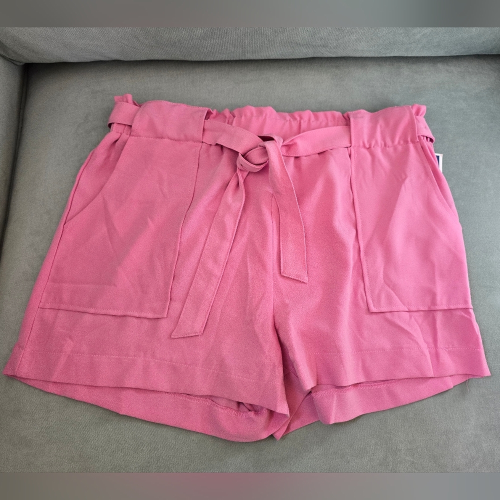 Woman's Pink shorts wirh belt, Size Large, NWT